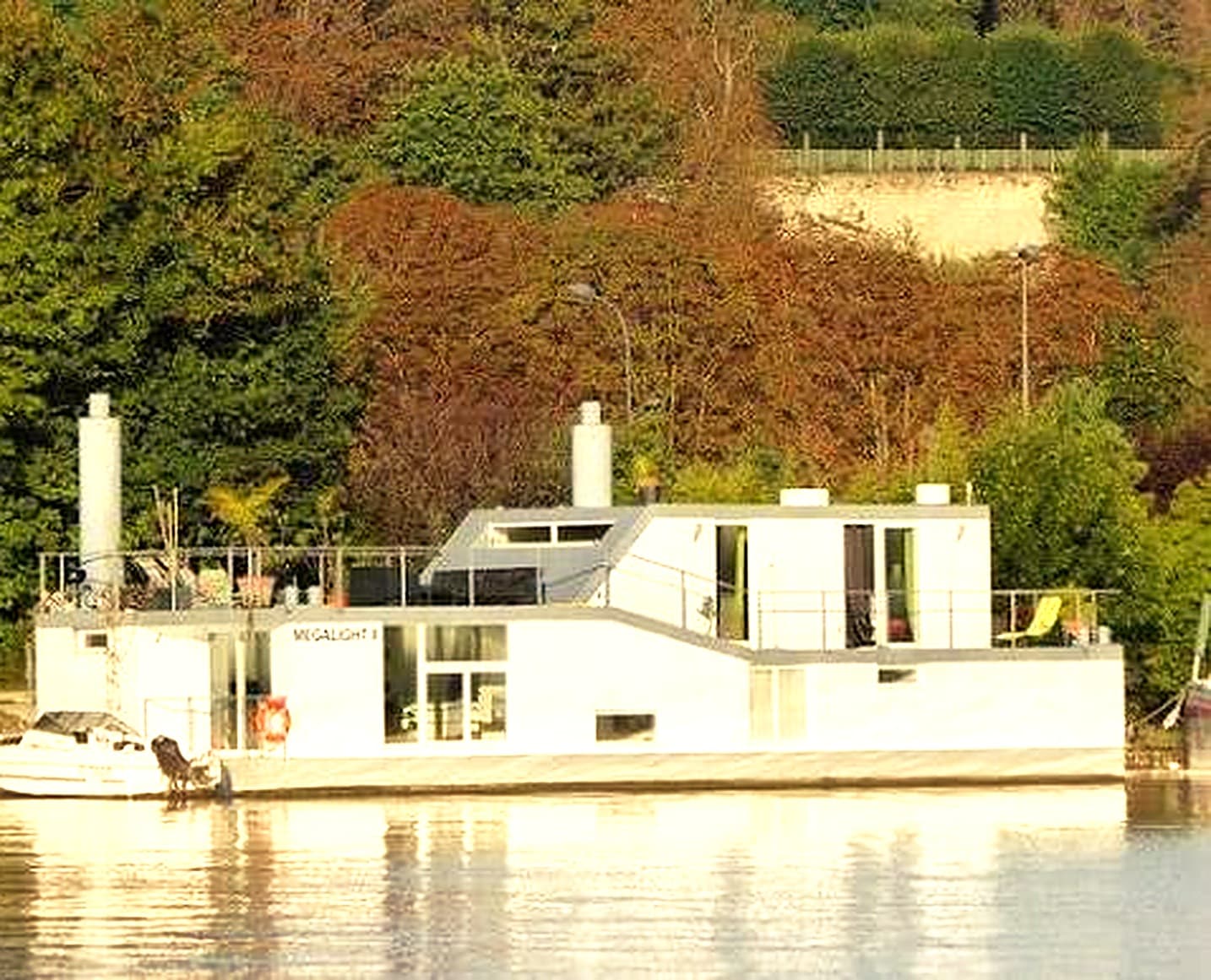 La maison flottante Megalight II, amarrée sur la Seine au coucher du soleil