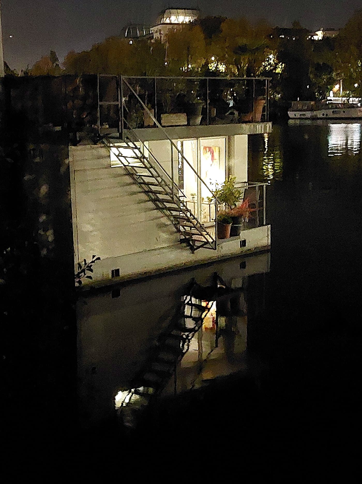 La maison flottante Megalight II, amarrée de nuit au parc nautique