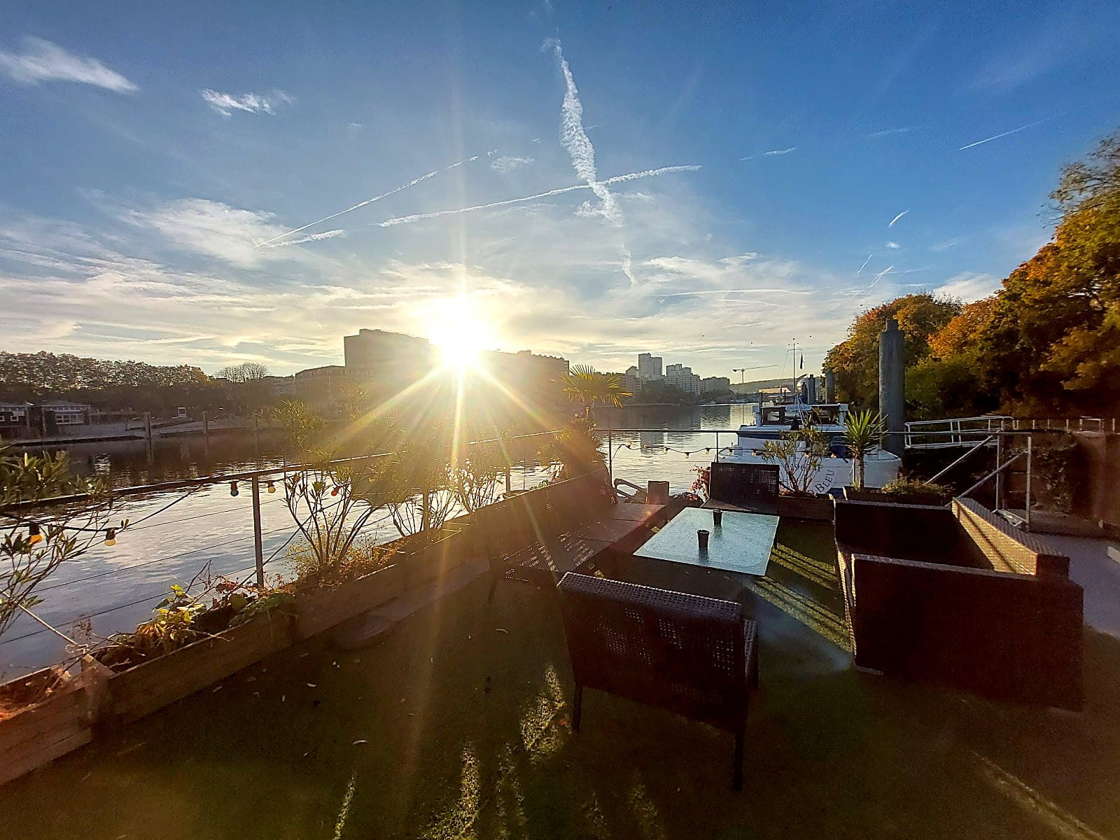 La terrasse, bien exposée sur le fleuve