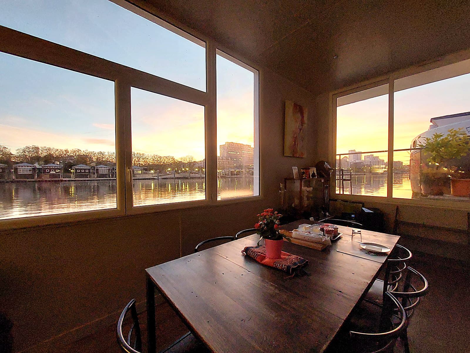 Le salon panoramique, petit-déjeuner face à la Seine