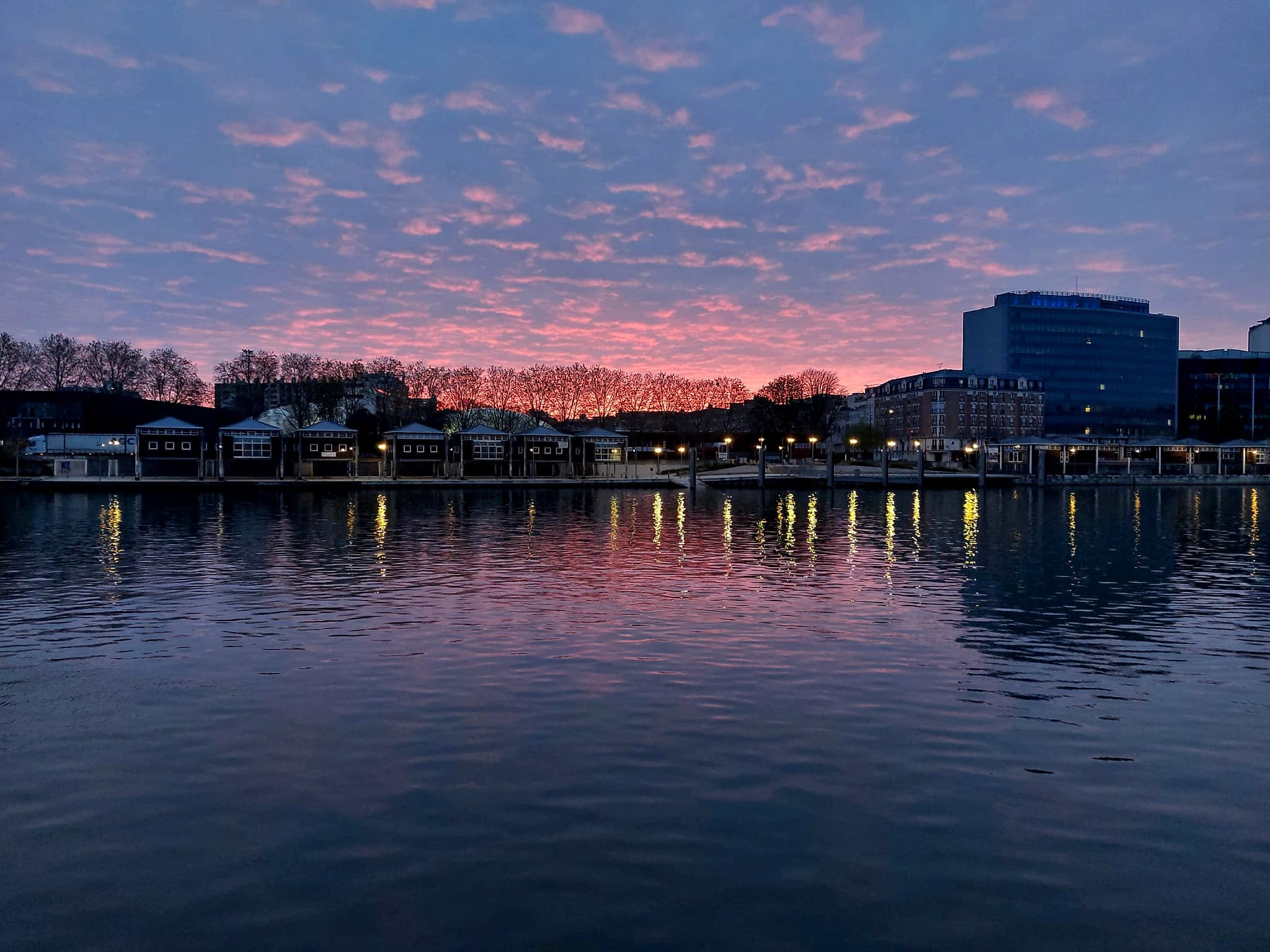 Le lever du jour sur la Seine, vu depuis la maison flottante