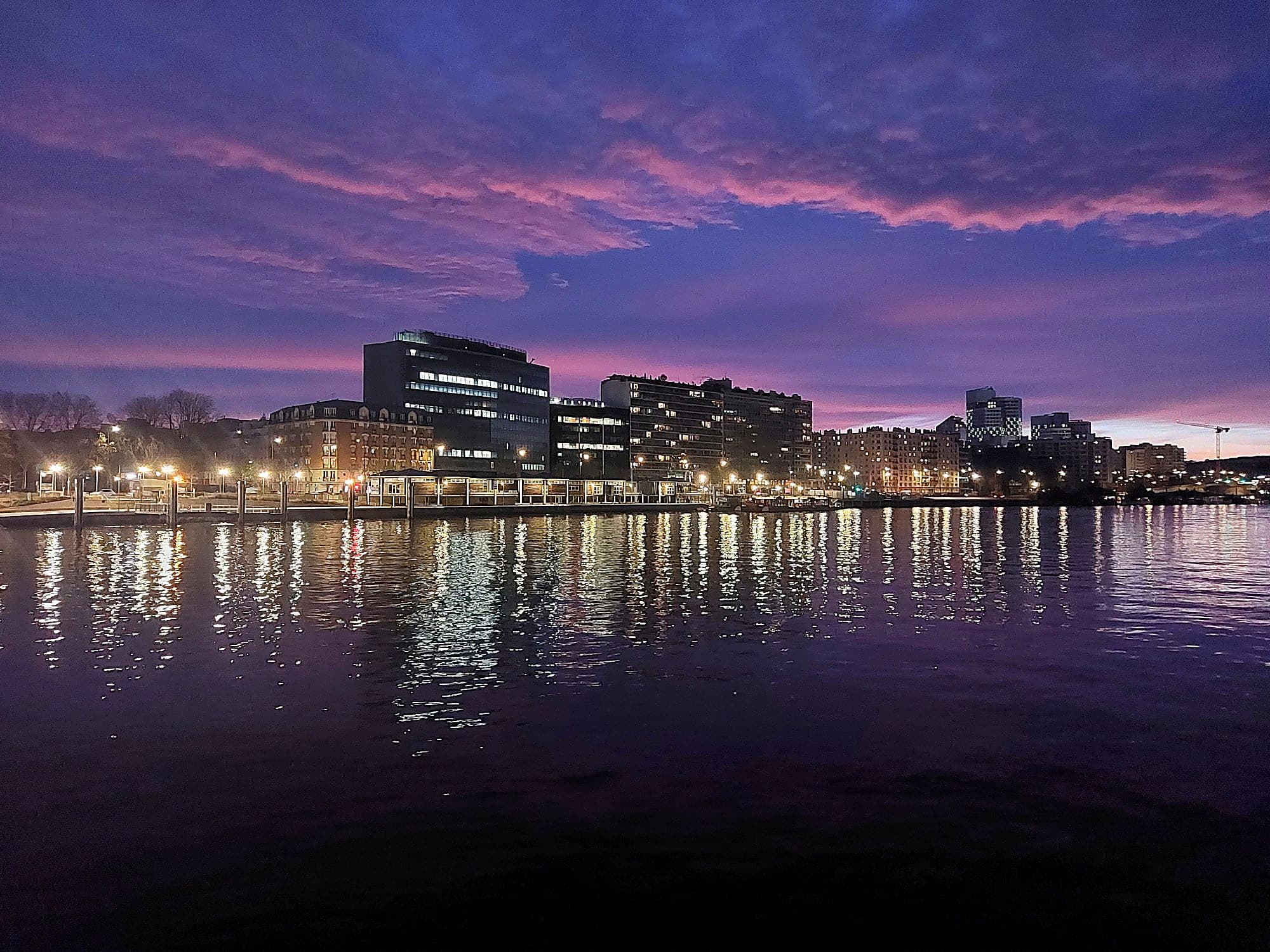 La Seine et les rives illuminées, au crépuscule